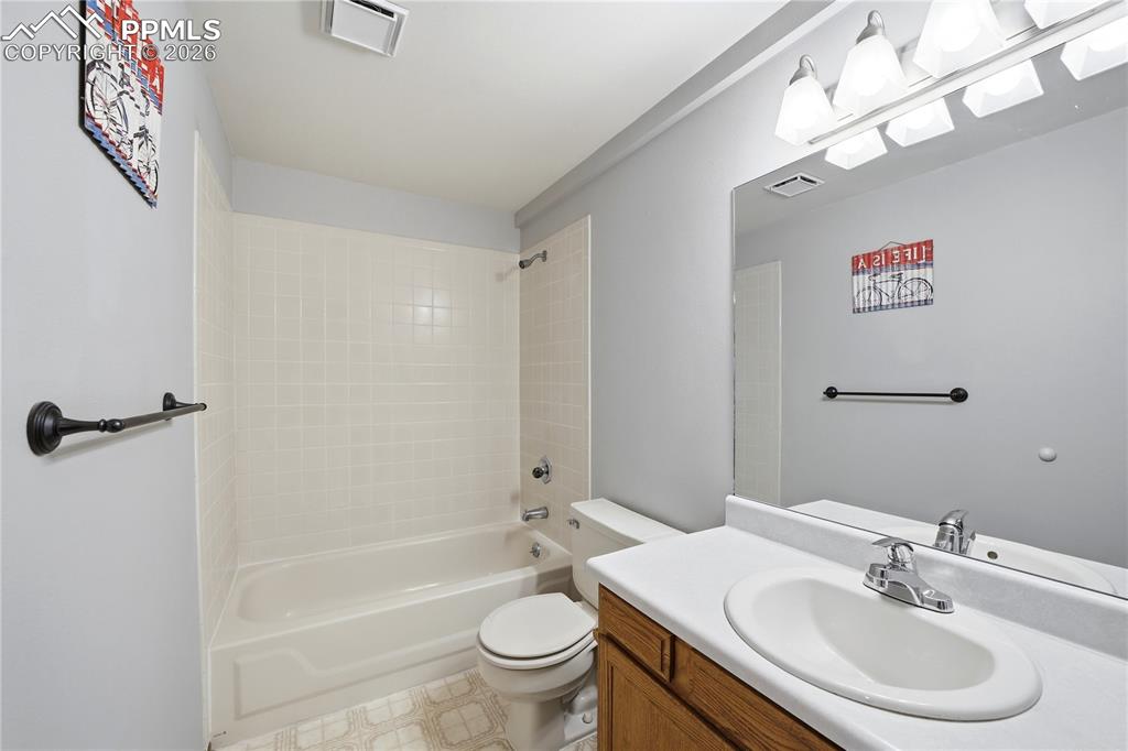 Image 39 of 50: Bathroom