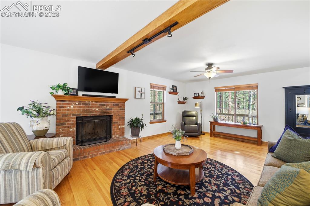 Image 7 of 50: Living Room