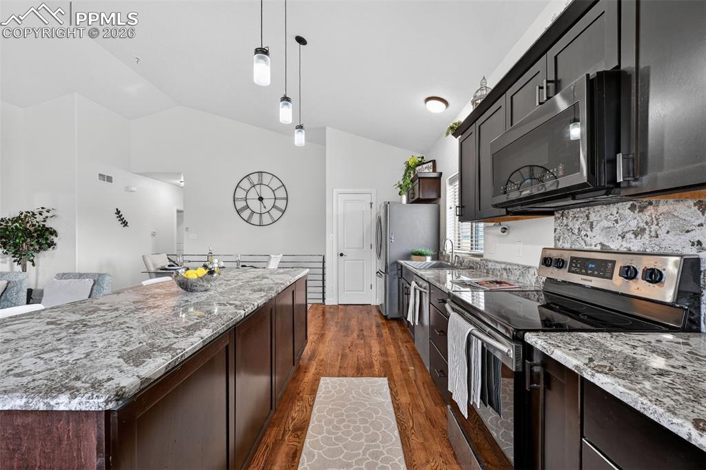 Image 17 of 31: Kitchen