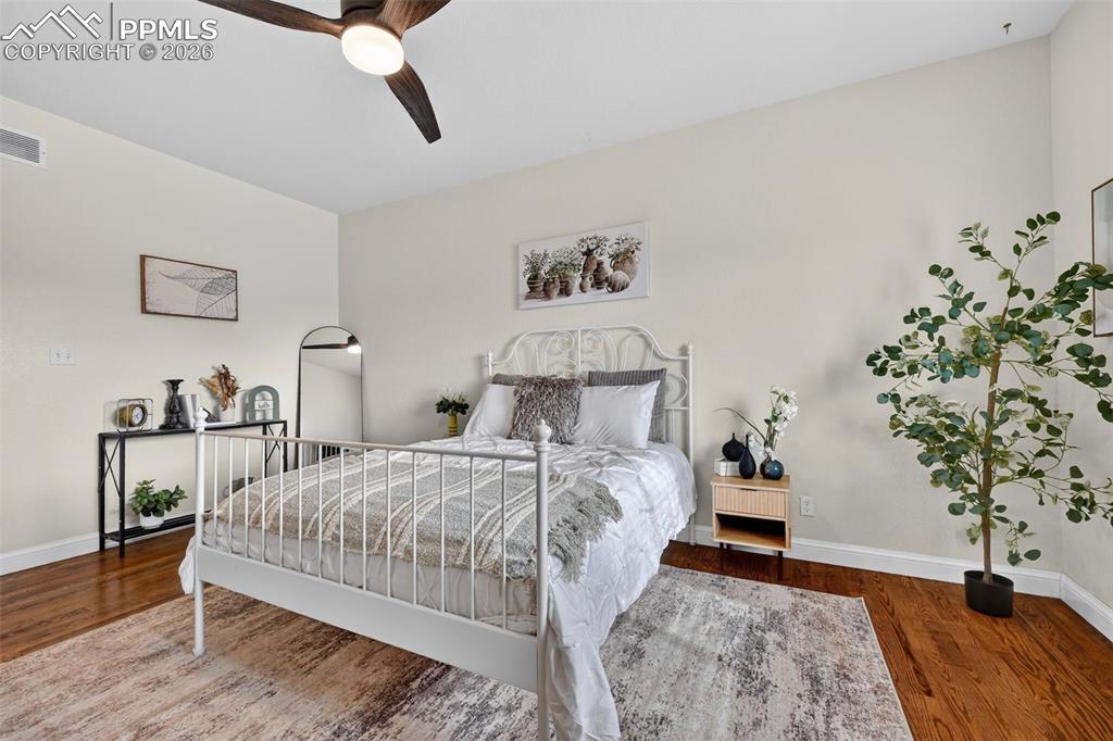 Image 20 of 31: Bedroom