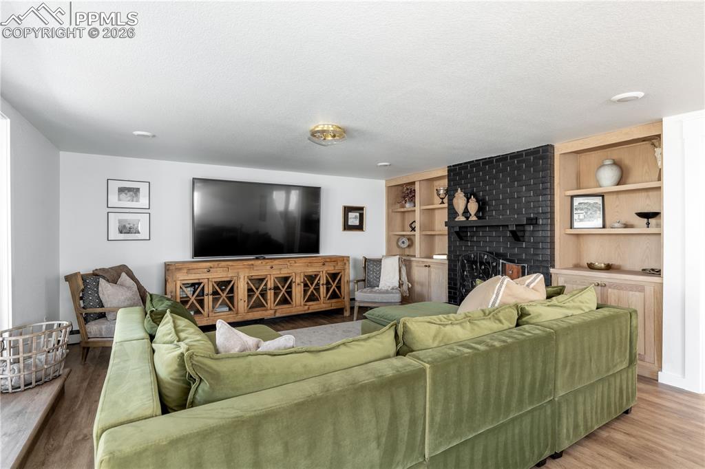 Image 17 of 42: Living Room