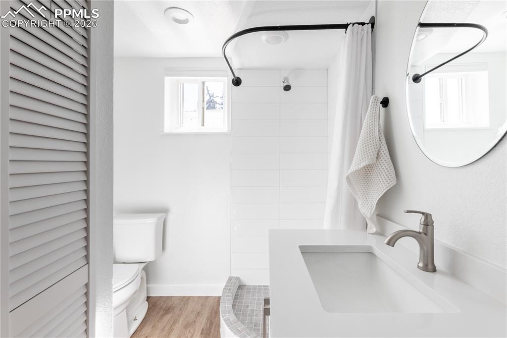 Image 29 of 42: Bathroom