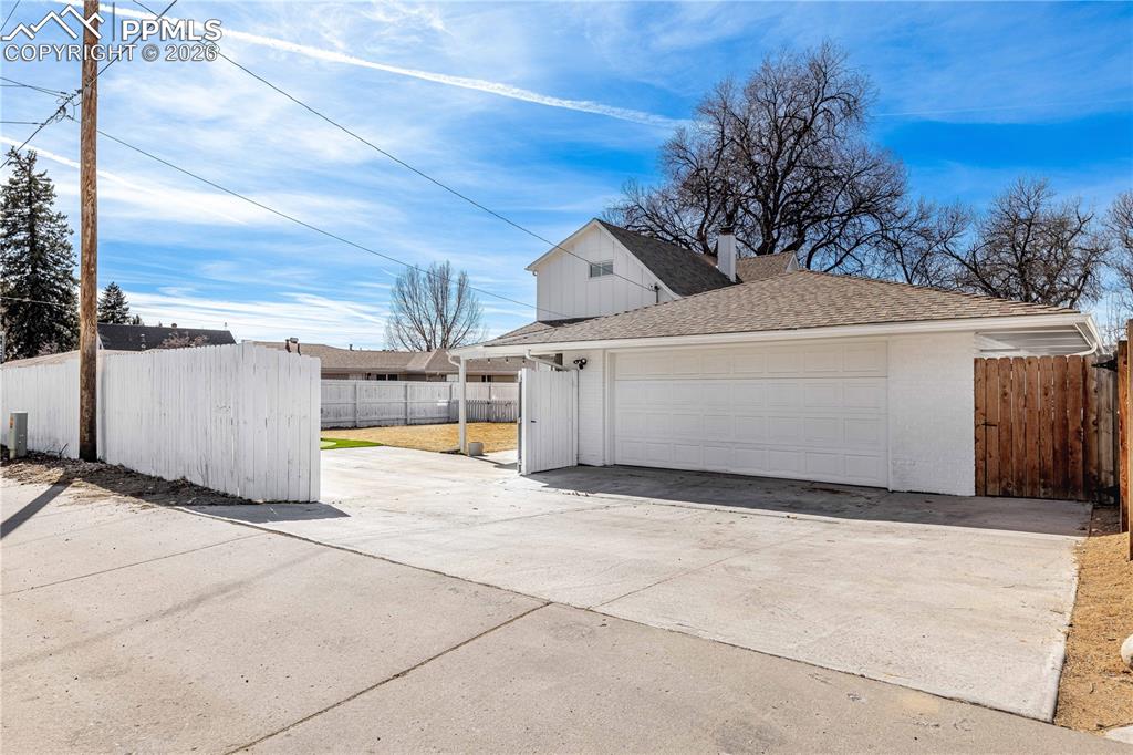 Image 36 of 42: Garage