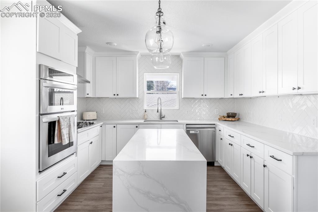 Image 4 of 42: Kitchen