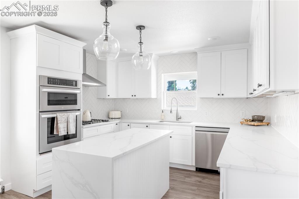 Image 8 of 42: Kitchen