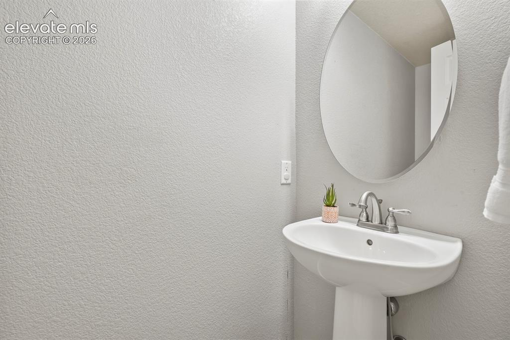 Image 17 of 46: Bathroom