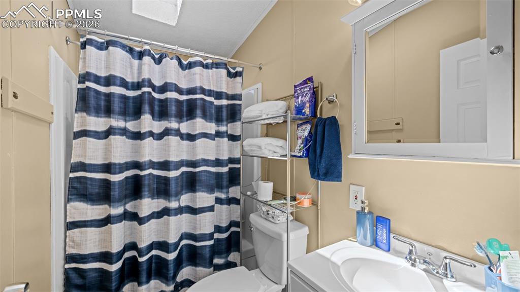 Image 11 of 35: Bathroom