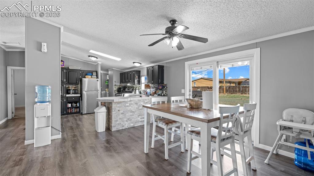 Image 17 of 35: Dining Area