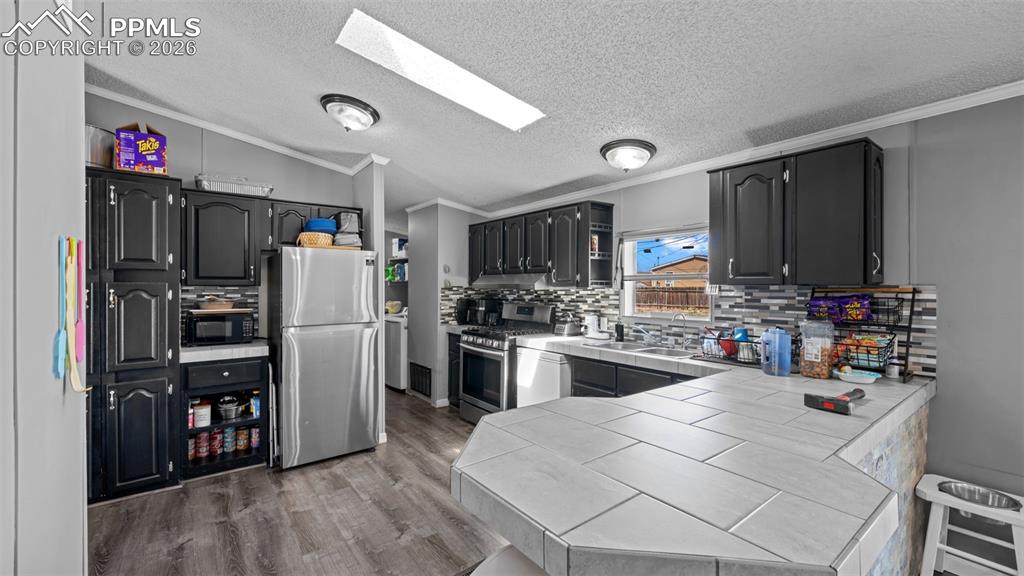 Image 18 of 35: Kitchen