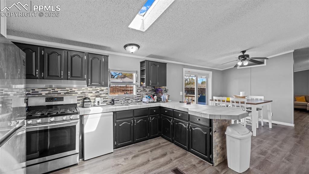 Image 19 of 35: Kitchen