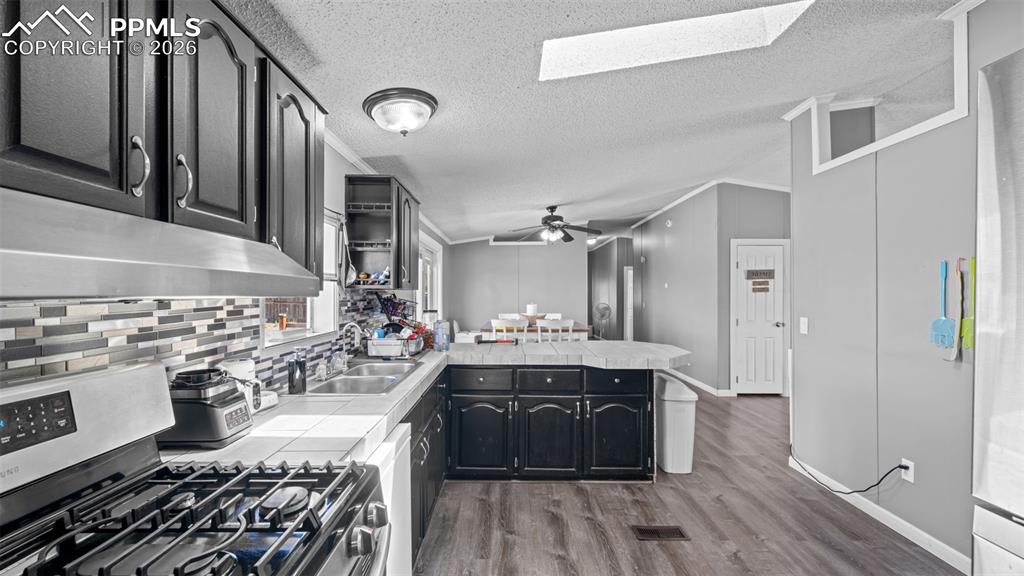 Image 20 of 35: Kitchen