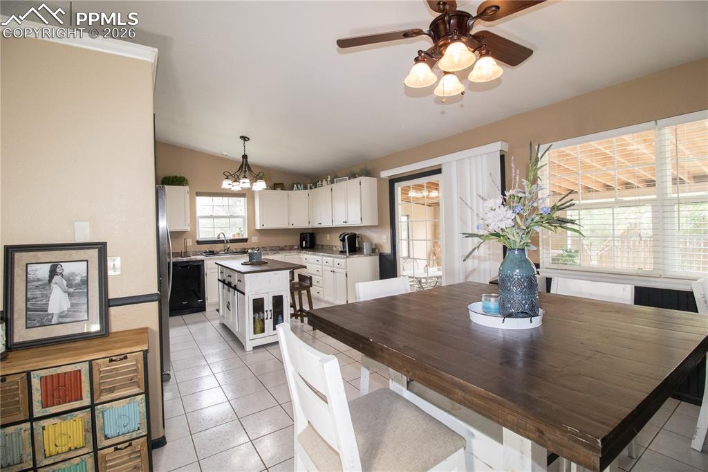 Image 10 of 44: Dining Area