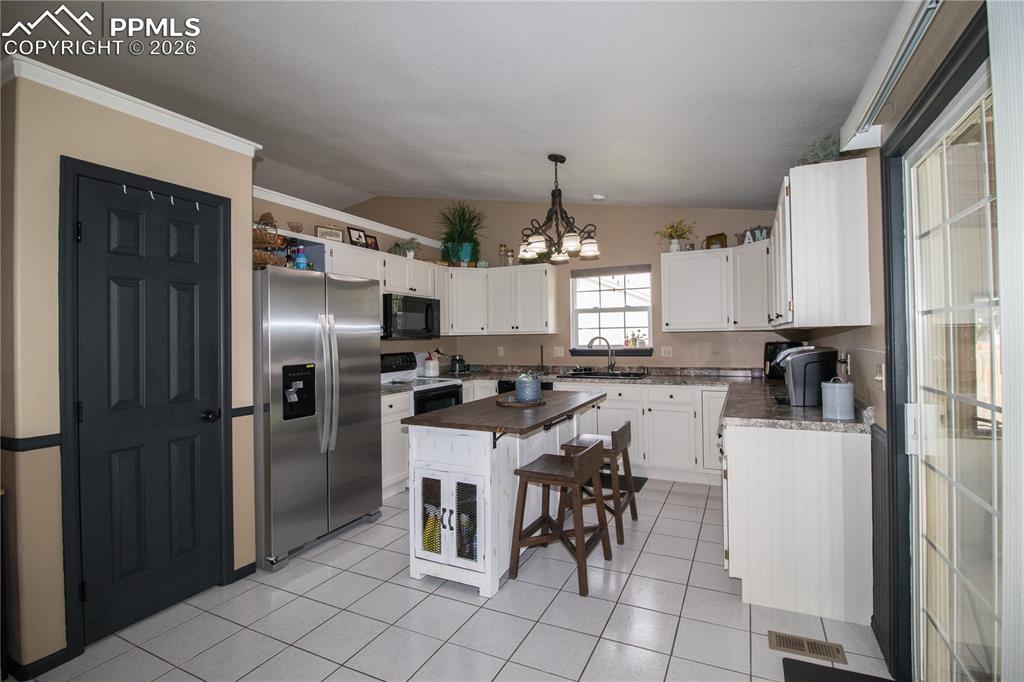 Image 12 of 44: Kitchen