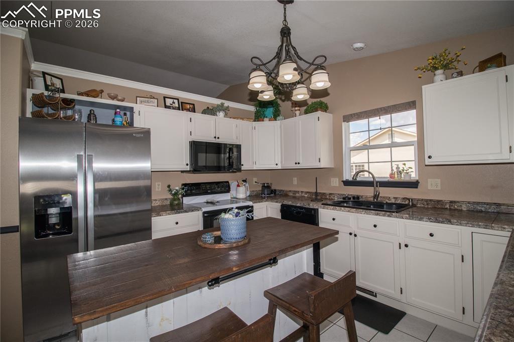 Image 13 of 44: Kitchen