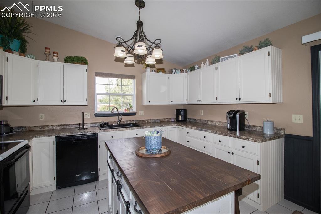 Image 14 of 44: Kitchen