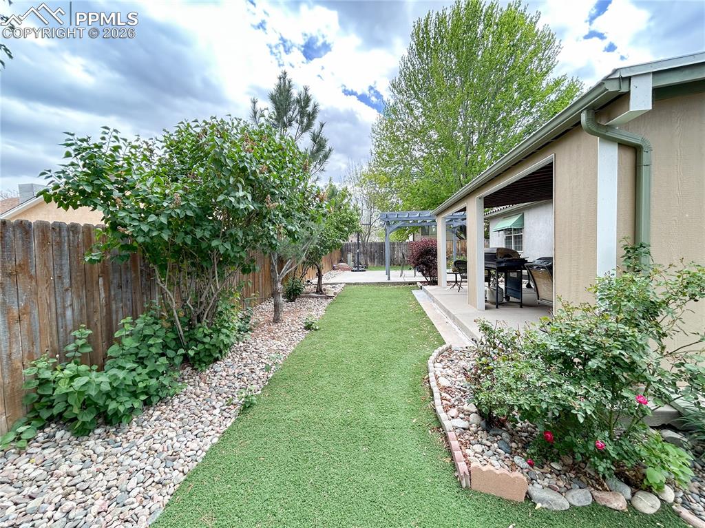 Image 18 of 44: Yard