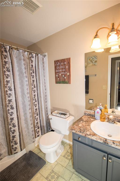 Image 24 of 44: Bathroom