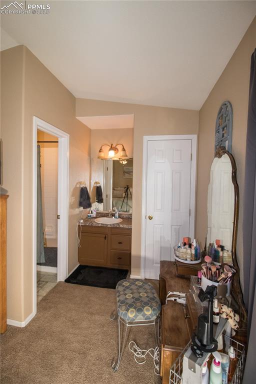 Image 30 of 44: Bathroom