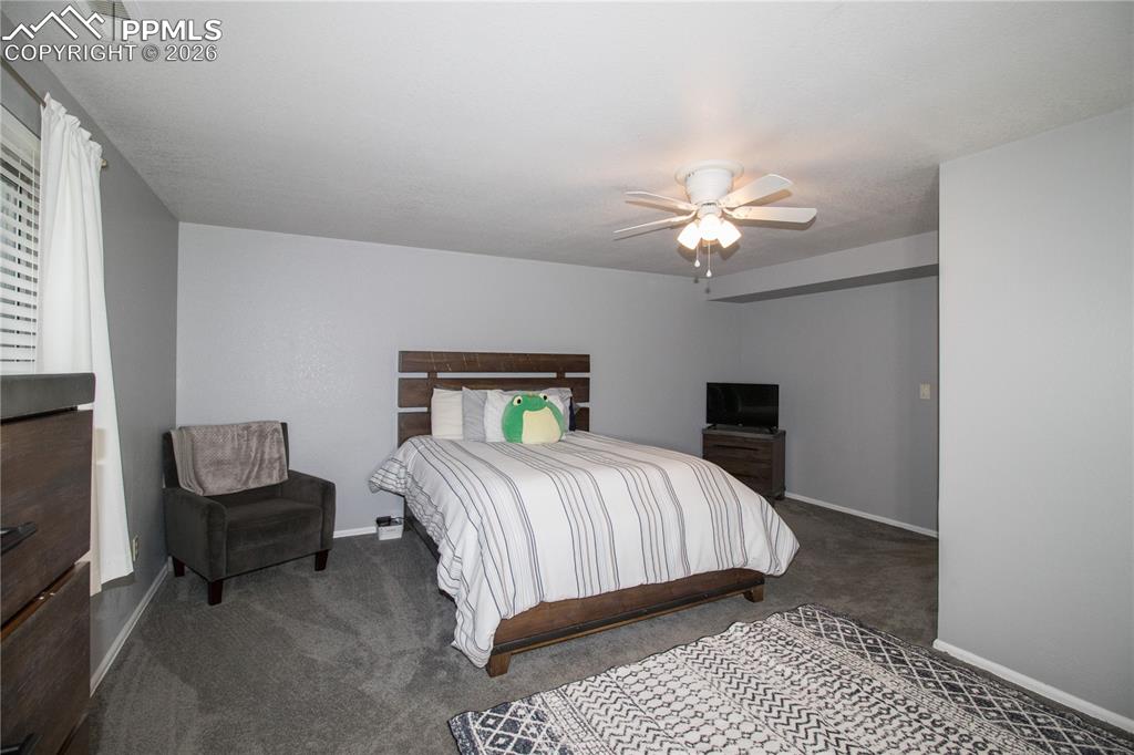 Image 35 of 44: Bedroom