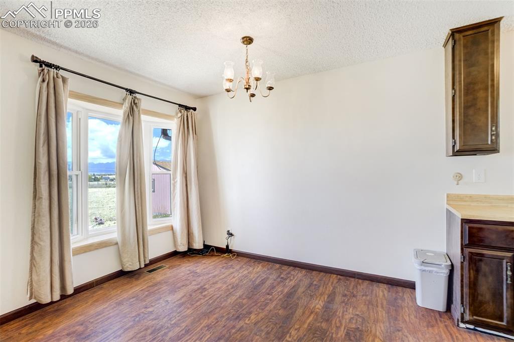 Image 10 of 50: Dining Area