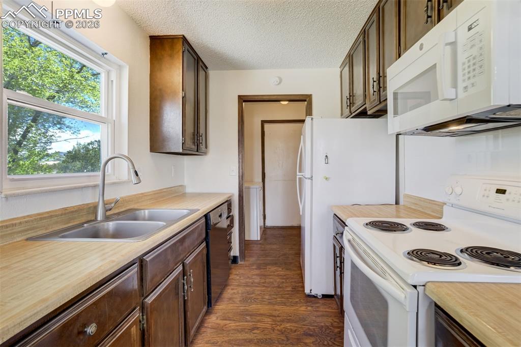 Image 11 of 50: Kitchen