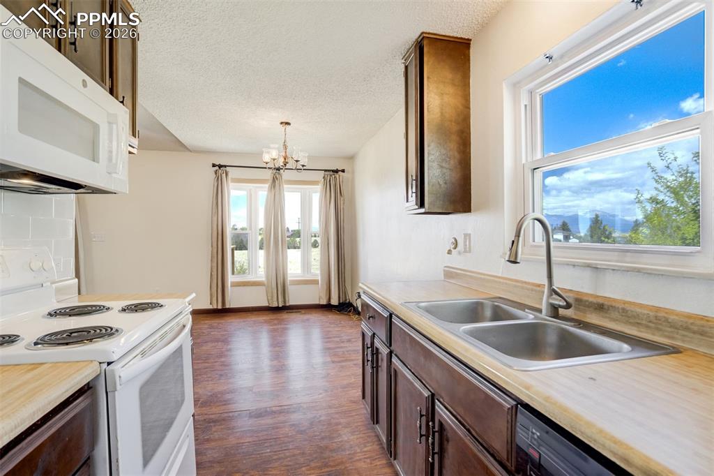 Image 12 of 50: Kitchen