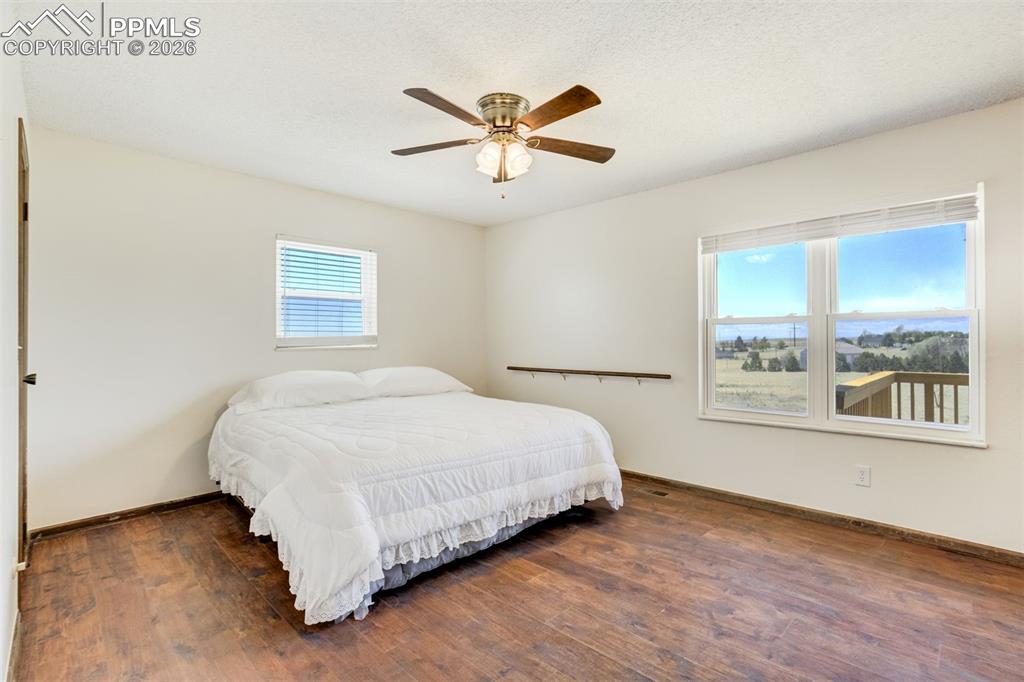 Image 13 of 50: Bedroom