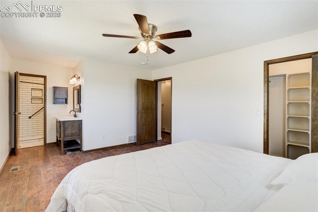 Image 14 of 50: Bedroom