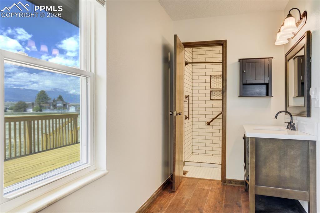 Image 16 of 50: Bathroom