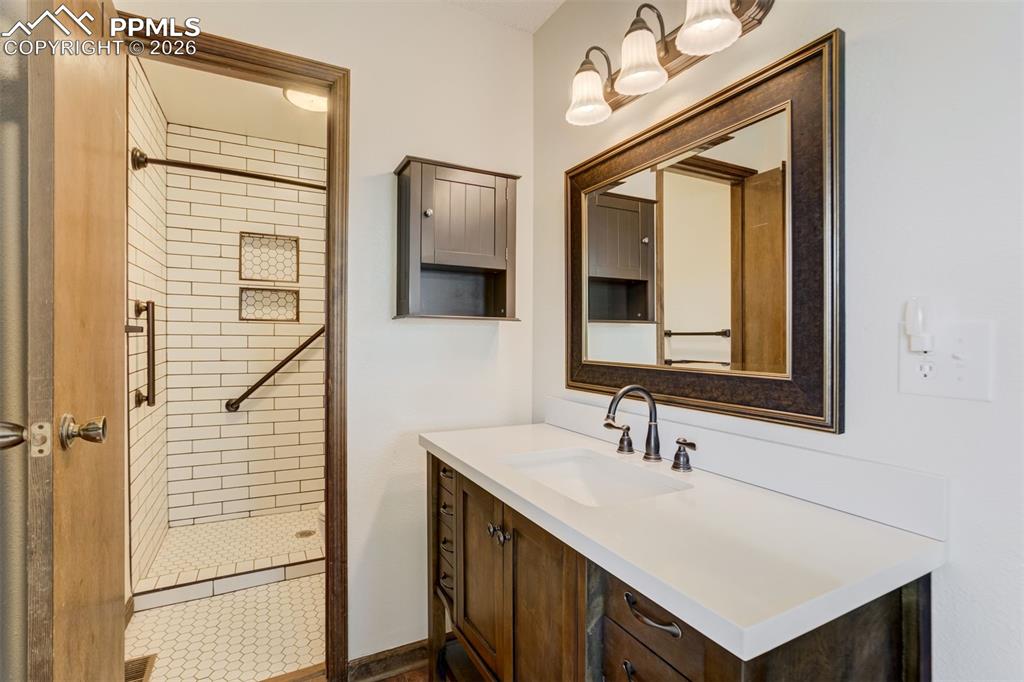 Image 17 of 50: Bathroom