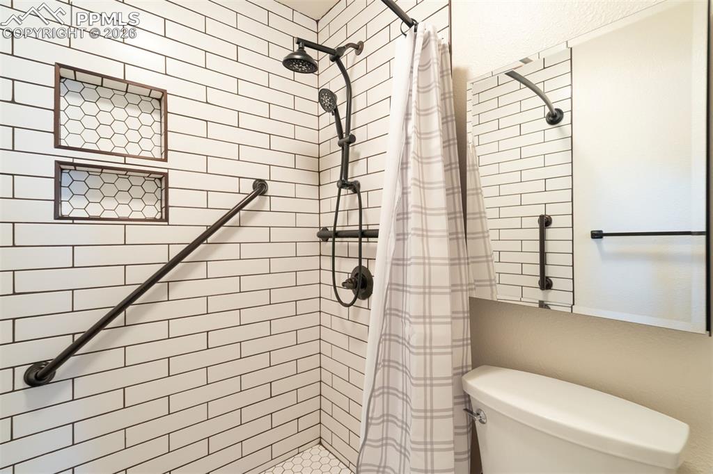 Image 18 of 50: Bathroom