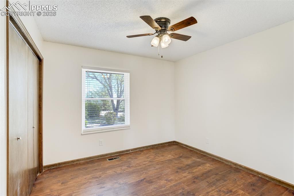 Image 19 of 50: Bedroom