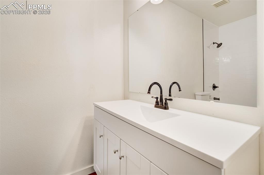 Image 24 of 50: Bathroom