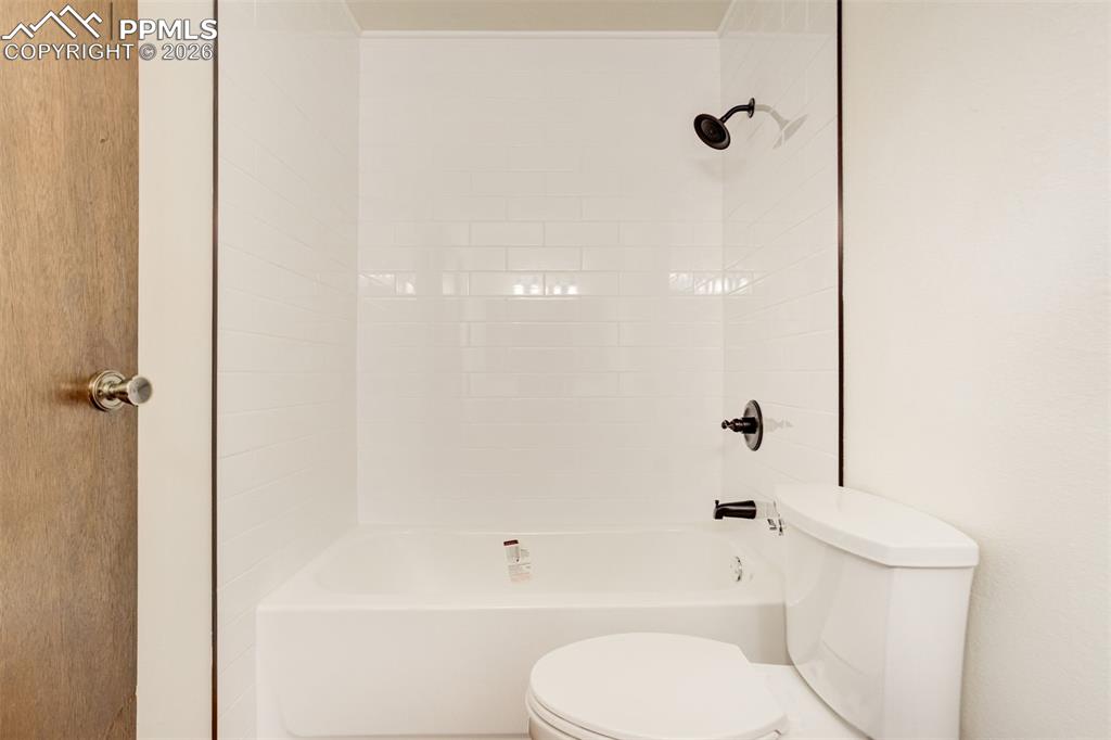 Image 25 of 50: Bathroom