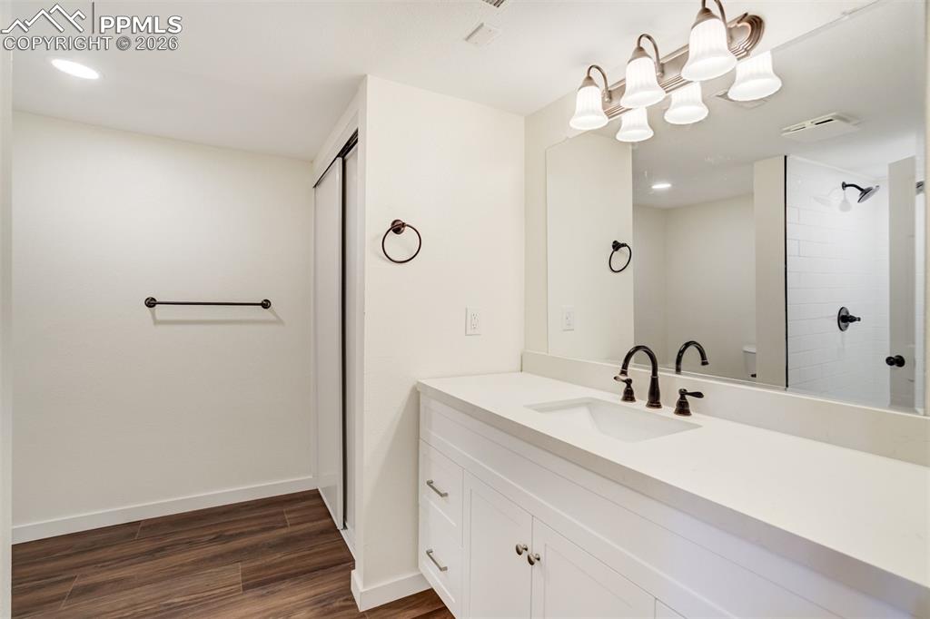 Image 30 of 50: Bathroom