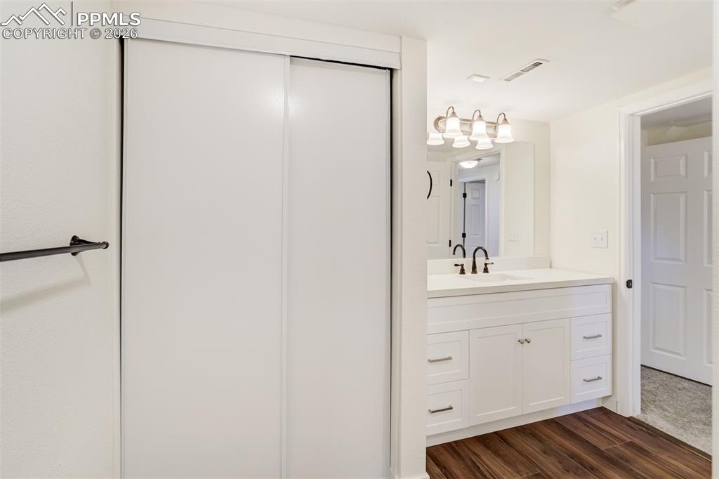 Image 31 of 50: Bathroom