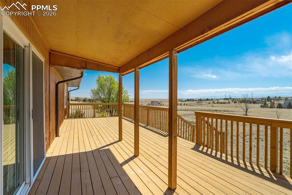 Image 39 of 50: Deck