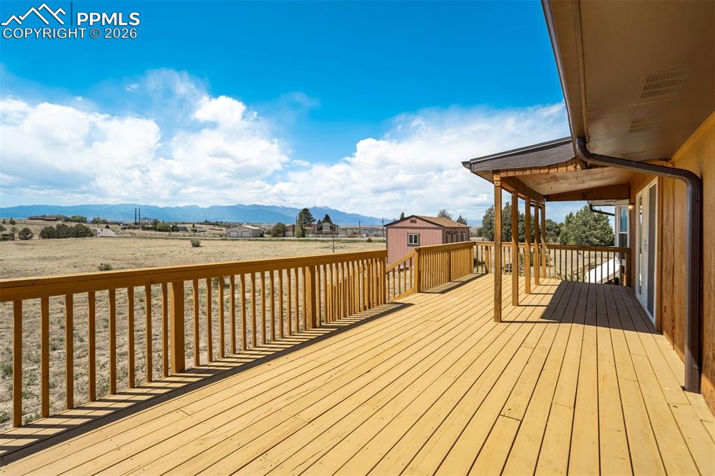 Image 40 of 50: Deck