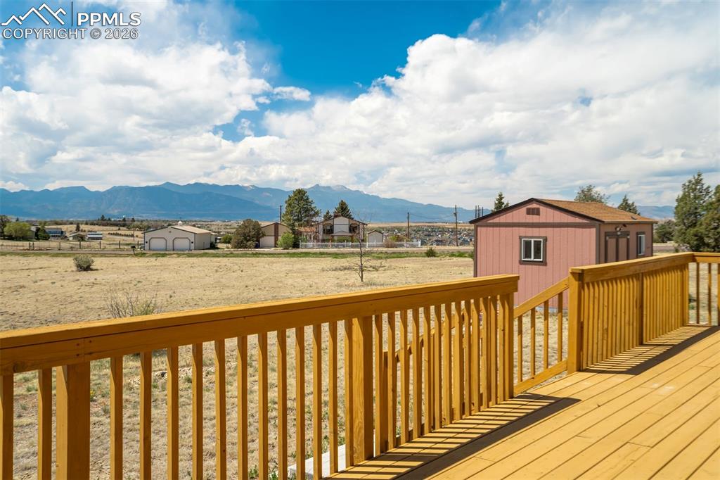 Image 41 of 50: Deck