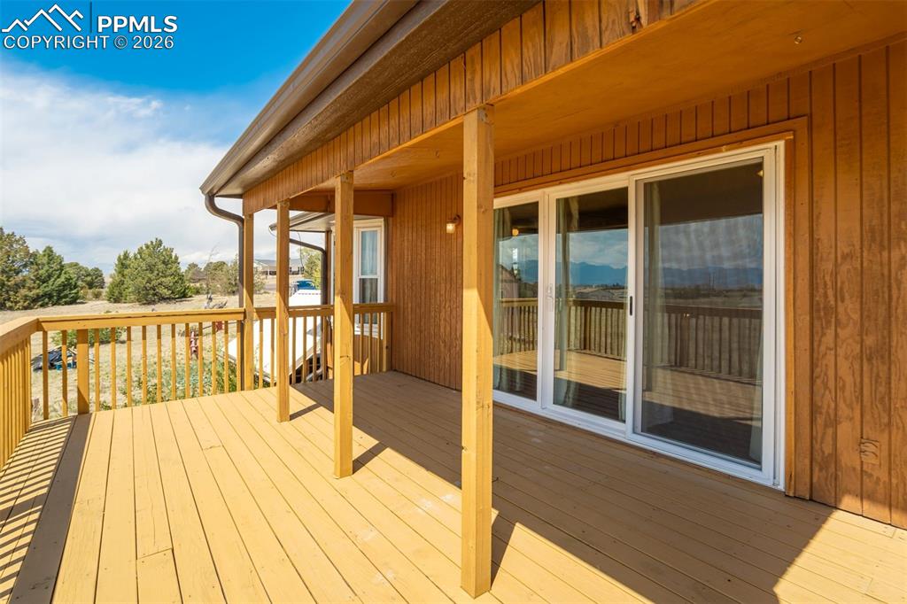 Image 42 of 50: Deck