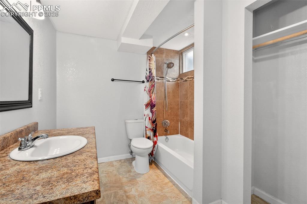Image 31 of 46: Basement Bath