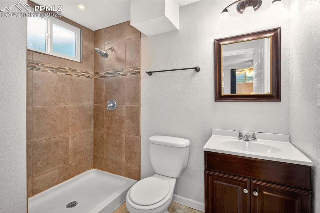 Image 35 of 46: Bathroom