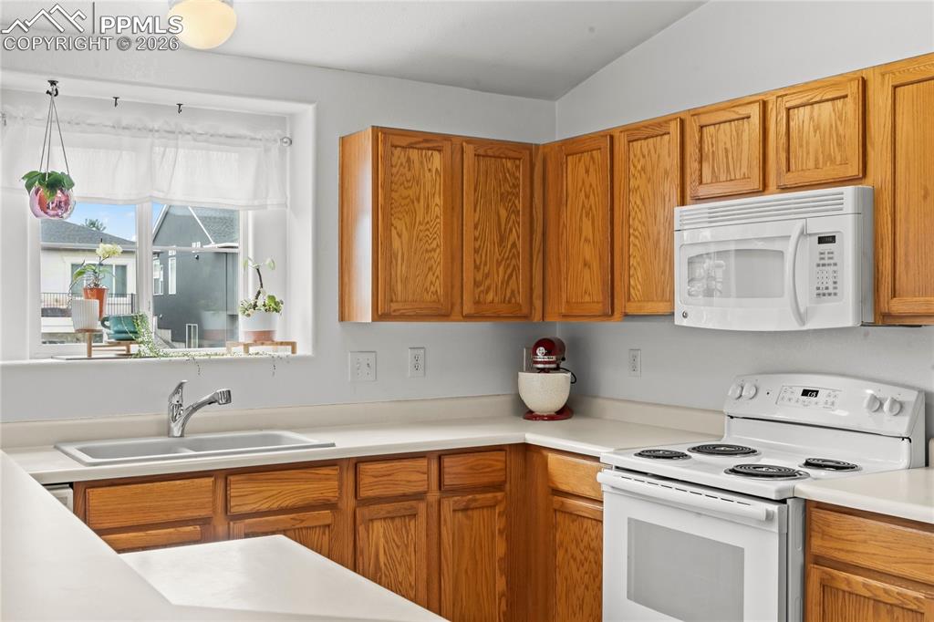 Image 10 of 45: Kitchen