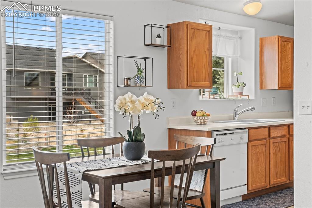 Image 14 of 45: Kitchen