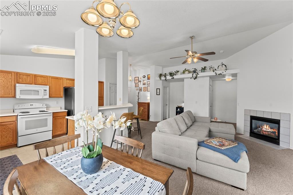 Image 15 of 45: Dining Area