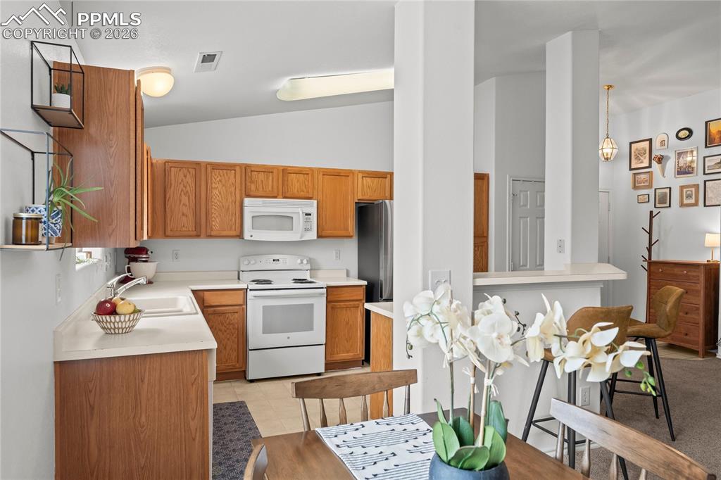 Image 18 of 45: Kitchen