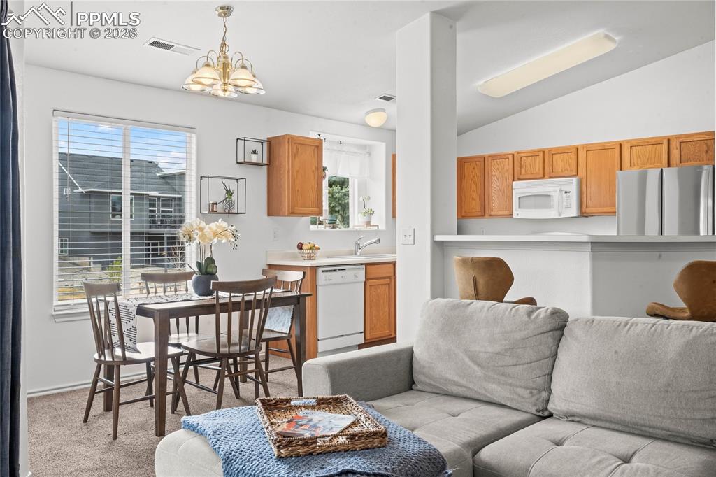 Image 21 of 45: Kitchen