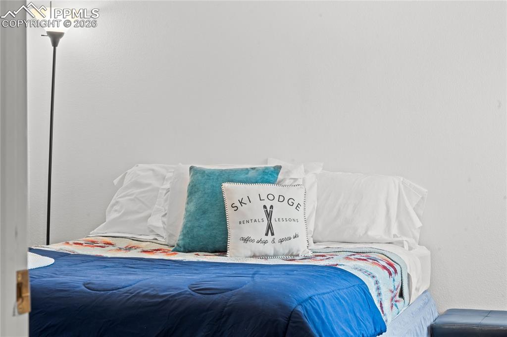 Image 27 of 45: Bedroom