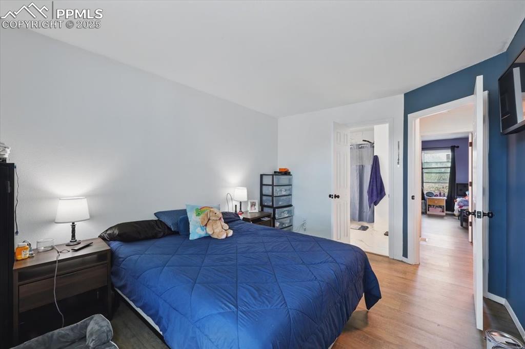 Image 10 of 19: Bedroom