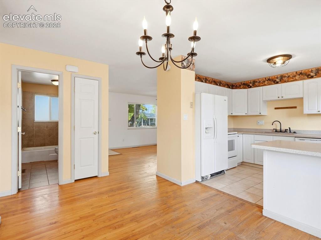 Image 10 of 31: Kitchen